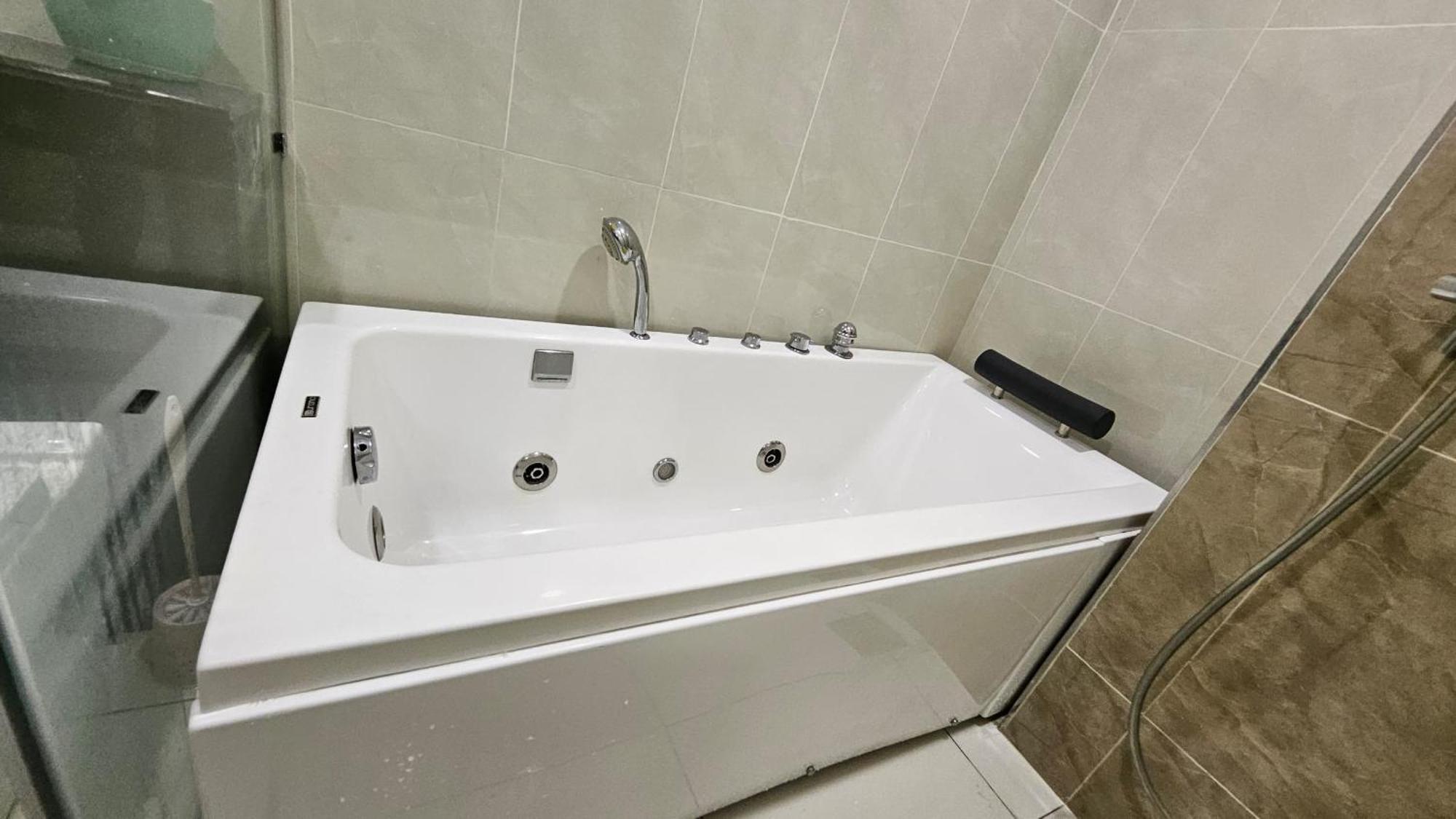 Paragon Suites Studios With Private Jacuzzi Near Ciq Rts Johor Bahru Luaran gambar