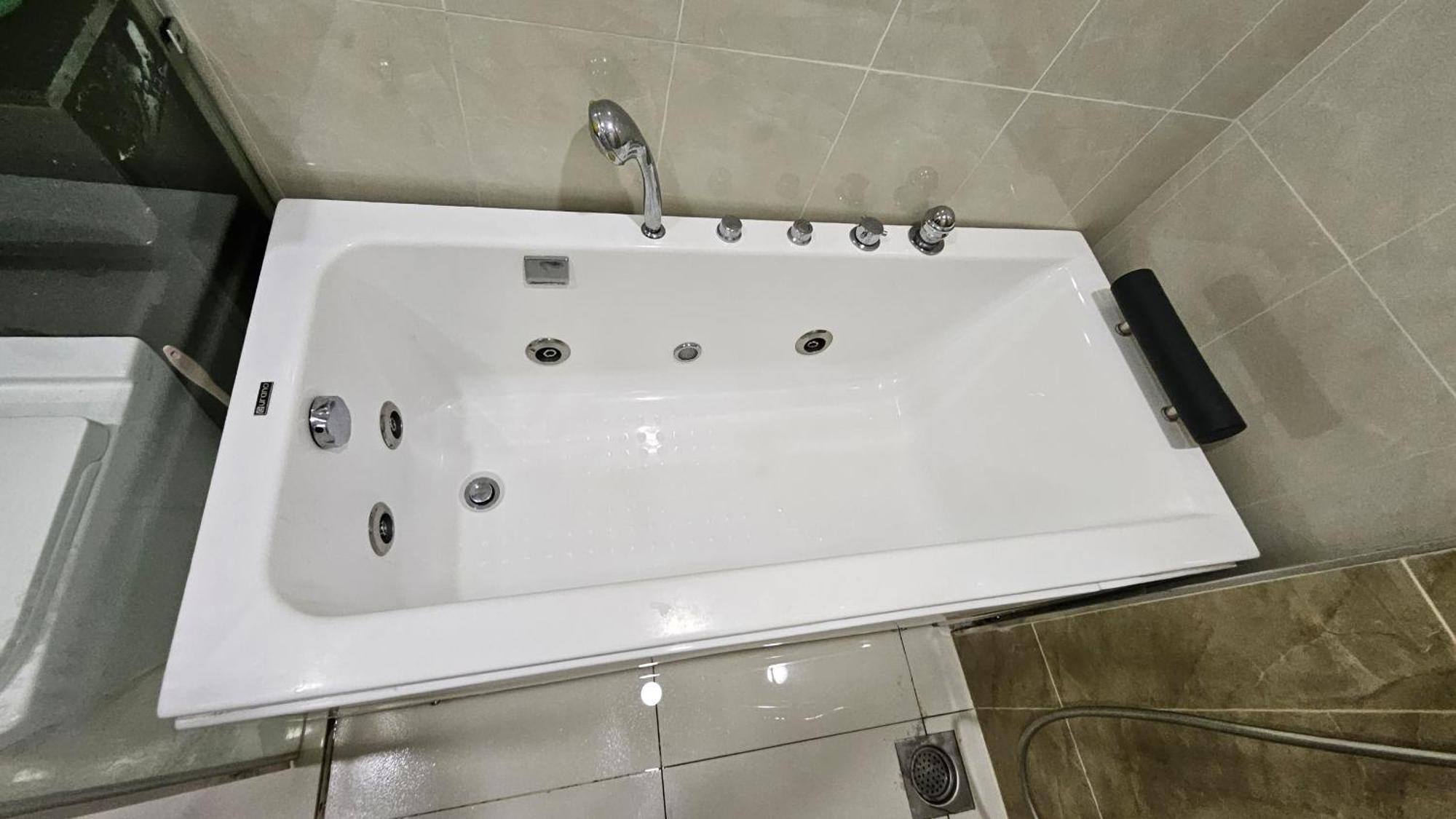 Paragon Suites Studios With Private Jacuzzi Near Ciq Rts Johor Bahru Luaran gambar