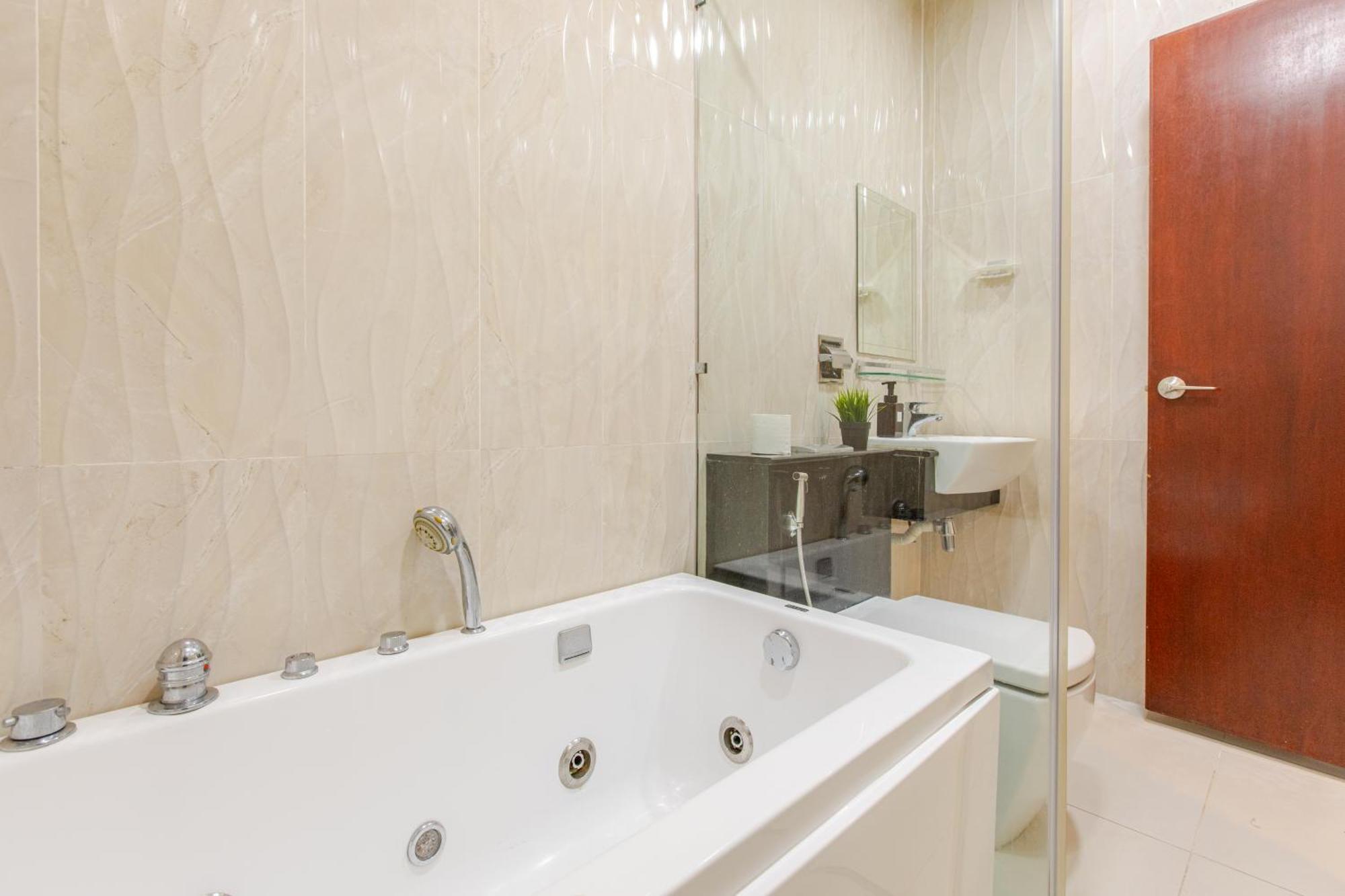 Paragon Suites Studios With Private Jacuzzi Near Ciq Rts Johor Bahru Luaran gambar